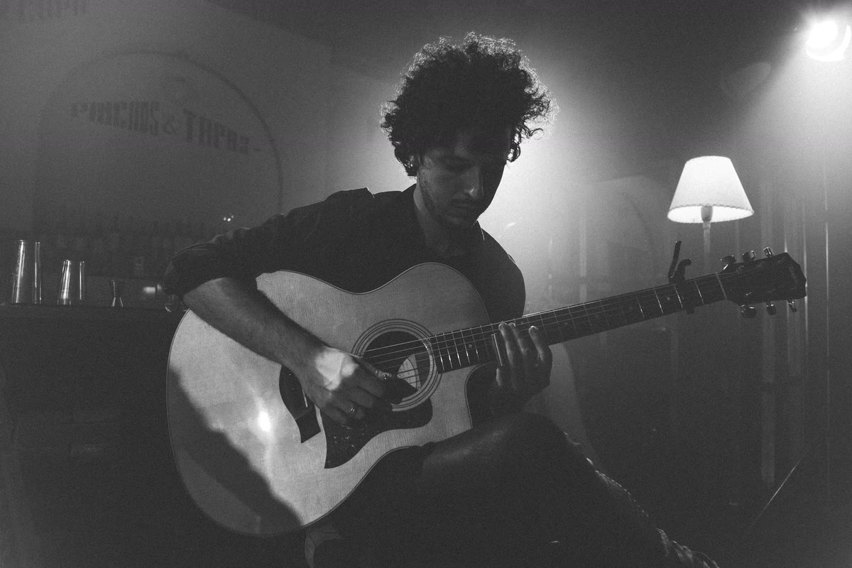 Tano Lunghitano con su guitarra